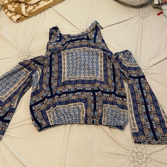 Patterned cropped cold shoulder top (M) - Picture 2 of 4